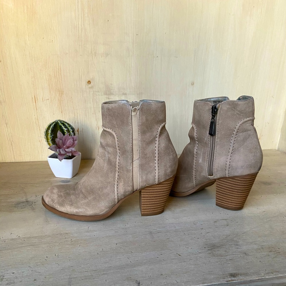 SIMPLY VERA Stone ankle zip boots stacked heel EUC